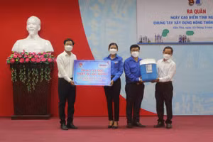 Các đơn vị tài trợ trao tặng tượng trưng các công trình nhân dịp lễ ra quân.