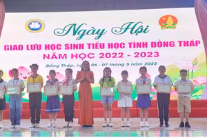 Bà Ngô Thuý Anh, Trưởng phòng Phòng Giáo dục Mầm non - Tiểu học, Sở GDĐT trao thưởng cho học sinh đạt giải.