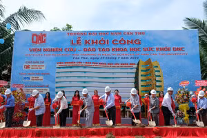 Đại diện nhà trường cùng đại biểu thực hiện nghi thức khởi công công trình Viện Nghiên cứu – Đào tạo khoa học sức khỏe DNC.