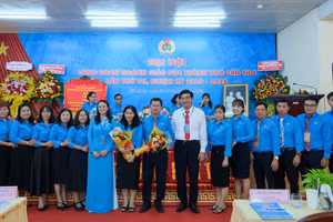 Các đại biểu chụp ảnh lưu niệm cùng ban chấp hành nhiệm kỳ mới.