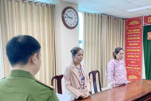 Cơ quan CSĐT Công an TP Cần Thơ tống đạt các quyết định tố tụng đối với 2 bị can.