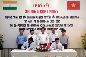 Đại diện BQL Di tích Văn hóa Óc Eo và Tổng lãnh sự quán Ấn Độ ký kết chương trình hợp tác.