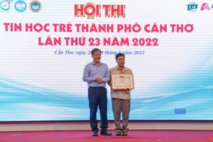 Ông Nguyễn Phúc Tăng, Phó GĐ Sở GD&ĐT TP Cần Thơ trao giải tại lễ tổng kết.