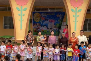 Thầy Trương Cao Trí (bên phải), giáo viên Trường Tiểu học Tân Hạnh C tham gia hỗ trợ học sinh nhân ngày trung thu.
