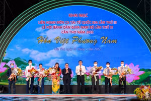 Đại diện lãnh đạo thành phố Cần Thơ tặng hoa cho các đơn vị tài trợ.
