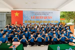 Lãnh đạo thành phố chụp ảnh lưu niệm cùng 62 học sinh trong đội tuyển.