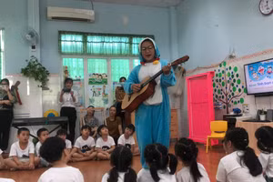 Cô Thương đàn và hát cùng học trò trong dịp hội giảng tại Trường mầm non Hoa Hồng, thành phố Mỹ Tho (tỉnh Tiền Giang) 
