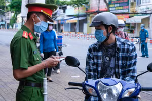 Lực lượng công an kiểm tra, nhắc nhở người dân hạn chế ra đường.