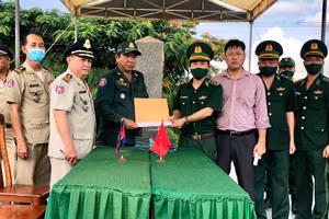 Ký biên bản tiếp nhận 226 công dân Việt Nam giữa lực lượng chức năng Campuchia và Đồn biên phòng Cửa khẩu Quốc tế Hà Tiên.