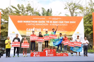 Ông Trần Việt Trường, Chủ tịch UBND TP Cần Thơ trao giải ở cự ly 21Km.
