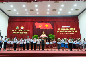 Cần Thơ trao học bổng từ nguồn QKH Phạm Văn Trà TP. Cần Thơ