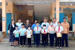 Đại diện chính quyền địa phương và mạnh thường quân trao tặng SGK cho học sinh khó khăn Trường THCS Vĩnh Phước.