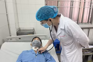 Bác sĩ thăm khám bệnh nhân.