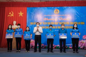 Lãnh đạo UBND thành phố Cần Thơ trao bảng tượng trưng cho Công đoàn các cấp thành phố.