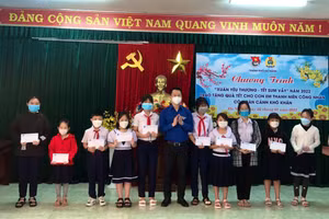 Anh Nguyễn Mạnh Dũng - Bí thư Thành Đoàn Đà Nẵng trao quà cho các em là con công nhân có hoàn cảnh khó khăn. 