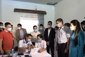 Các y bác sĩ Bệnh viện 199 hỗ trợ tại trạm y tế lưu động.