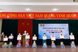 Ban tổ chức trao giải cho các học sinh đạt giải tại cuộc thi. 