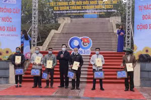 Ban tổ chức trao tặng 15 xuất quà cho Cựu TNXP.