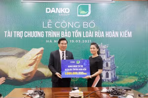 Ông Đàm Quốc Hiệp, Phó Chủ tịch Tập đoàn Danko trao tài trợ cho chương trình bảo tồn rùa Hồ Gươm.