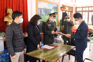Đại diện Sở Ngoại vụ và Công an tỉnh Cao Bằng bàn giao công dân cho Đại sứ quán Campuchia.