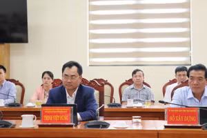 Đồng chí Trịnh Việt Hùng, Ủy viên dự khuyết Trung ương Đảng, Phó Bí thư Tỉnh ủy, Chủ tịch UBND tỉnh Thái Nguyên, cùng đại diện lãnh đạo các sở, ngành liên quan, UBND T.P Thái Nguyên tại buổi làm việc với Tập đoàn Central Retail.