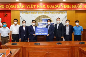 Ông Trịnh Việt Hùng, Chủ tịch UBND tỉnh, Trưởng Ban Chỉ đạo Phòng, chống dịch COVID-19 tỉnh Thái tiếp nhận ủng hộ từ Công ty TNHH Samsung Electronic Việt Nam - Thái Nguyên 