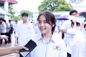 Thí sinh ra khỏi phòng thi môn Ngữ văn với tinh thần thoải mái. Ảnh: Đình Tuệ.