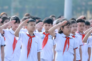 Các em học sinh tiêu biểu của Trường Tiểu học Bắc Lệnh đứng trang nghiêm làm lễ chào cờ trước Lăng Chủ tịch Hồ Chí Minh.