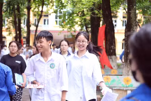 Nhiều thí sinh ra về với nụ cười nở trên môi vì đề Ngữ văn được cho là vừa sức với các em. Ảnh: Đình Tuệ.