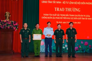 Đại diện UBND tỉnh Tây Ninh trao bằng khen cho ban chuyên án và các đơn vị tham gia thực hiện chuyên án.