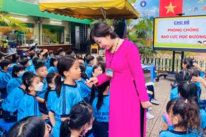 Học sinh Trường Tiểu học Hòa Bình (quận 1) tham gia hoạt động "Mỗi ngày đến trường là một ngày vui" với chủ đề Phòng chống bạo lực học đường.