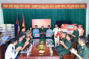 Đại tá Nguyễn Xuân Toàn tặng quà chúc mừng học viên Campuchia.