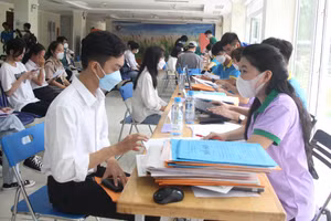 Tân sinh viên làm thủ tục lưu trú tại Ký túc xá Cỏ May.