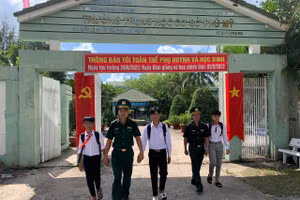 Cán bộ đồn Biên phòng Phú Mỹ đưa học sinh đến trường dịp năm học mới 2022-2023.