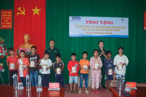 Đại diện lãnh đạo Phòng Dân vận, Cục Chính trị, BĐBP và đồn Biên phòng Lai Hòa, BĐBP Sóc Trăng trao tặng sữa cho trẻ em có hoàn cảnh khó khăn .
