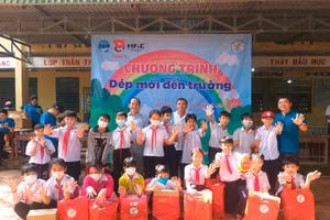 Học sinh vui mừng khi nhận được quà tặng.