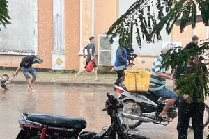 Hình ảnh nhóm người tháo chạy trong cơn mưa. Ảnh: Người dân cung cấp.