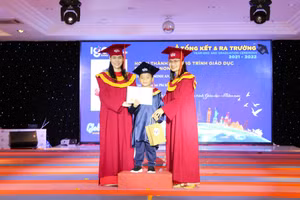 Trẻ lớp Lá hân hoan nhận giấy chứng nhận hoàn thành chương trình mầm non.