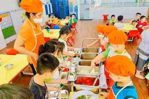 Giờ ăn trưa của trẻ Trường mầm non Hương Nắng Hồng (TP Thủ Đức, TPHCM).