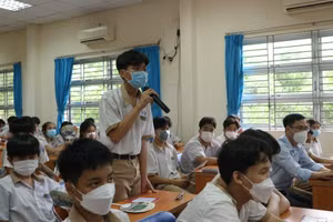 Học sinh Trường THCS Lương Định Của trong một buổi tư vấn nghề nghiệp.