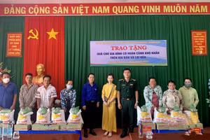Các đơn vị trao tặng quà cho các hộ gia đình có hoàn cảnh khó khăn trên địa bàn xã Lai Hoà.