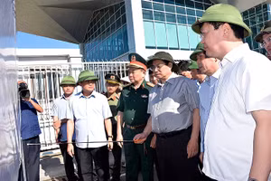 Thủ tướng Chính phủ trao đổi với lãnh đạo các bộ, ngành và tỉnh Nghệ An về dự án mở rộng sân bay Vinh.