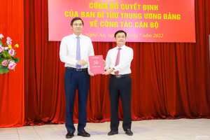 Ông Hoàng Nghĩa Hiếu (trái) nhận Quyết định của Ban Bí thư Trung ương Đảng. Ảnh: Báo Nghệ An