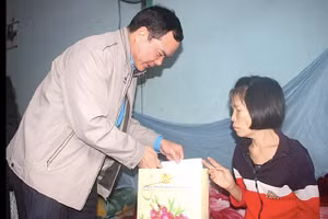 Chủ tịch Tổng LĐLĐ VN Nguyễn Đình Khang tặng quà công nhân lao động tại Bình Định. (Ảnh Doãn Công).