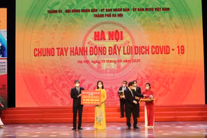 Tập đoàn Sun Group ủng hộ thành phố Hà Nội 55 tỷ đồng mua vắc-xin phòng chống Covid-19