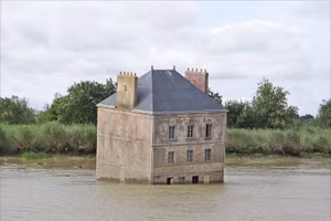 Ngôi nhà hoang nổi trên sông Loire.