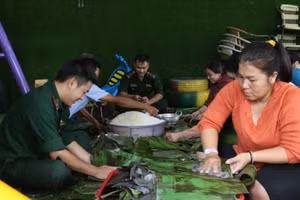 Kon Tum: Người dân gói hơn 3.000 chiếc bánh chưng hỗ trợ đồng bào miền Trung
