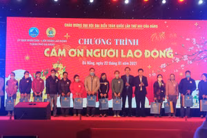 Ông Lương Nguyễn Minh Triết (thứ 5, từ phải sang) – Phó Bí thư Thường trực Thành ủy, Chủ tịch HĐND TP Đà Nẵng và ông Nguyễn Duy Minh (thứ 6, từ phải sang) – Chủ tịch LĐLĐ thành phố trao quà cho công nhân.