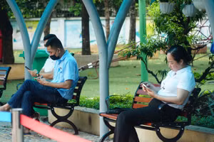 Một số phụ huynh ngồi chờ con.