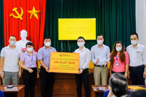 CBNV T&T Group trao tặng 3.000 suất quà cho người dân Hà Nội gặp khó khăn do Covid-19